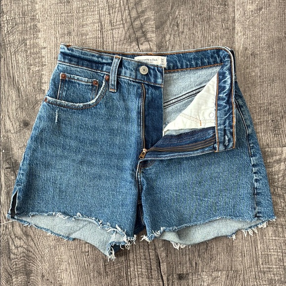Abercrombie & Fitch ✧ The 4” Mom Short High Rise Curve Love ✧ Size 24/00 - Picture 1 of 9